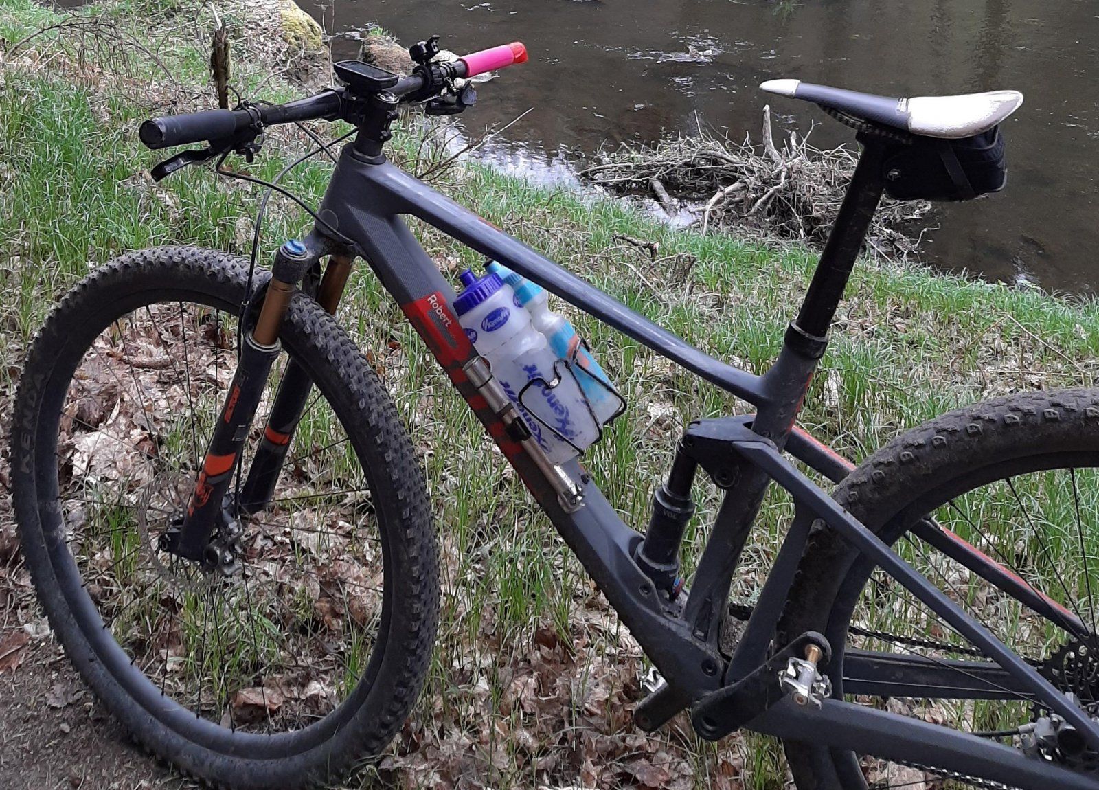 zweite Flasche ohne Flaschenhalteraufnahme am Fully | MTB-News.de | IBC  Mountainbike Forum