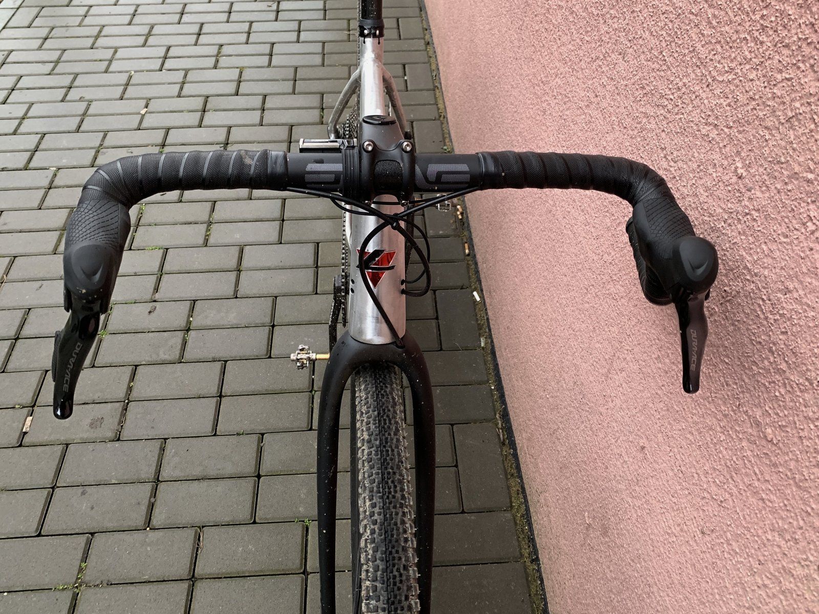 Rennrad-lenker auf schwarzem hintergrund installieren sie