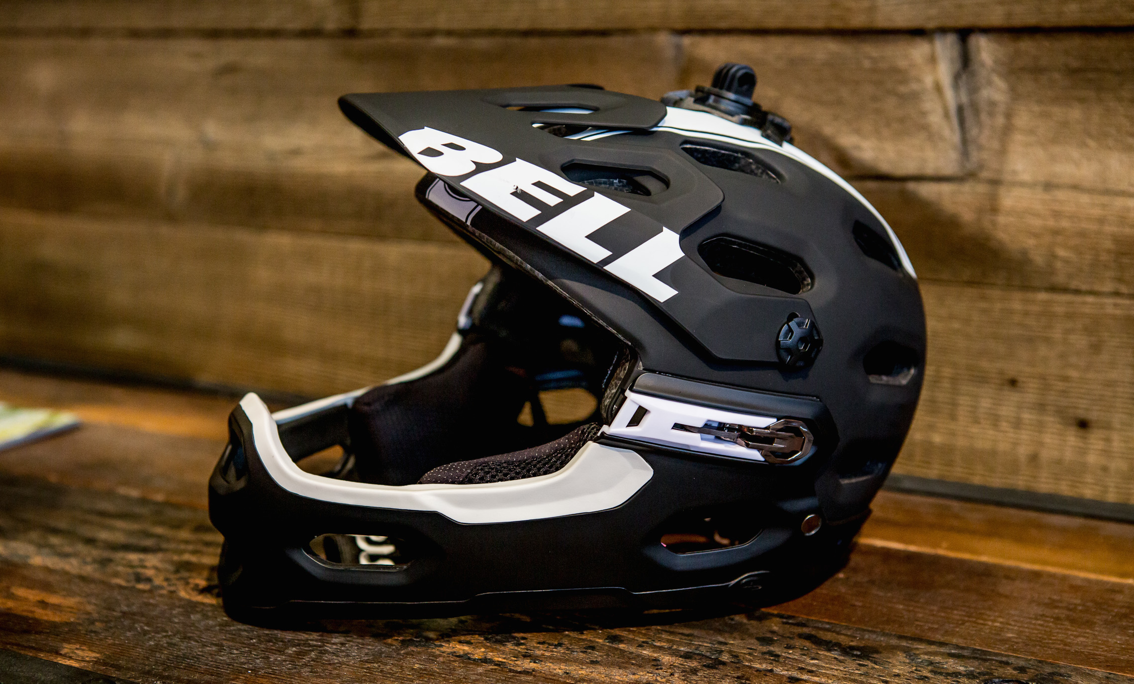 Bell Super 2R Helm mit abnehmbarem Kinnbügel und MIPS