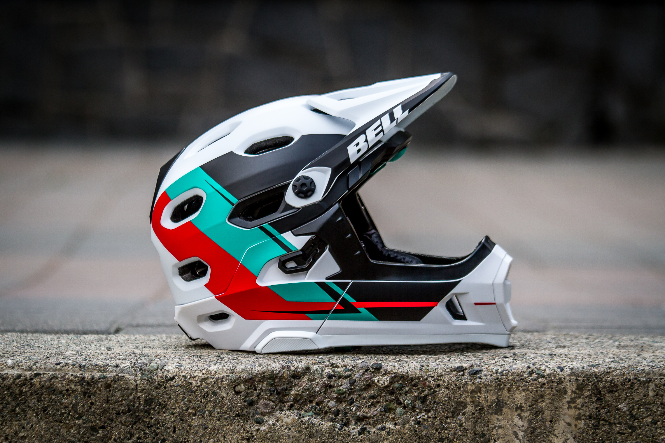 Bell Super DH: Neuer Full Face-Helm mit abnehmbarem Kinnbügel