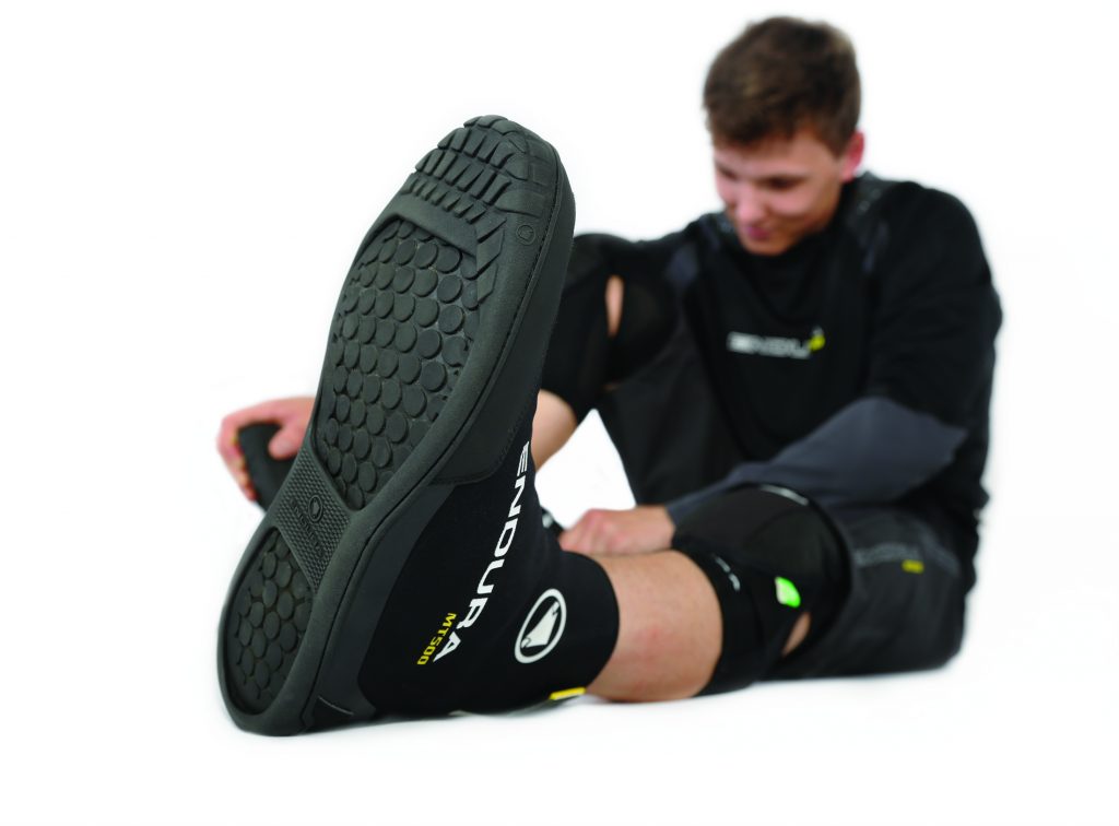 Endura MT500 Plus: Überschuh für Flatpedal-Schuhe - MTB-News.de