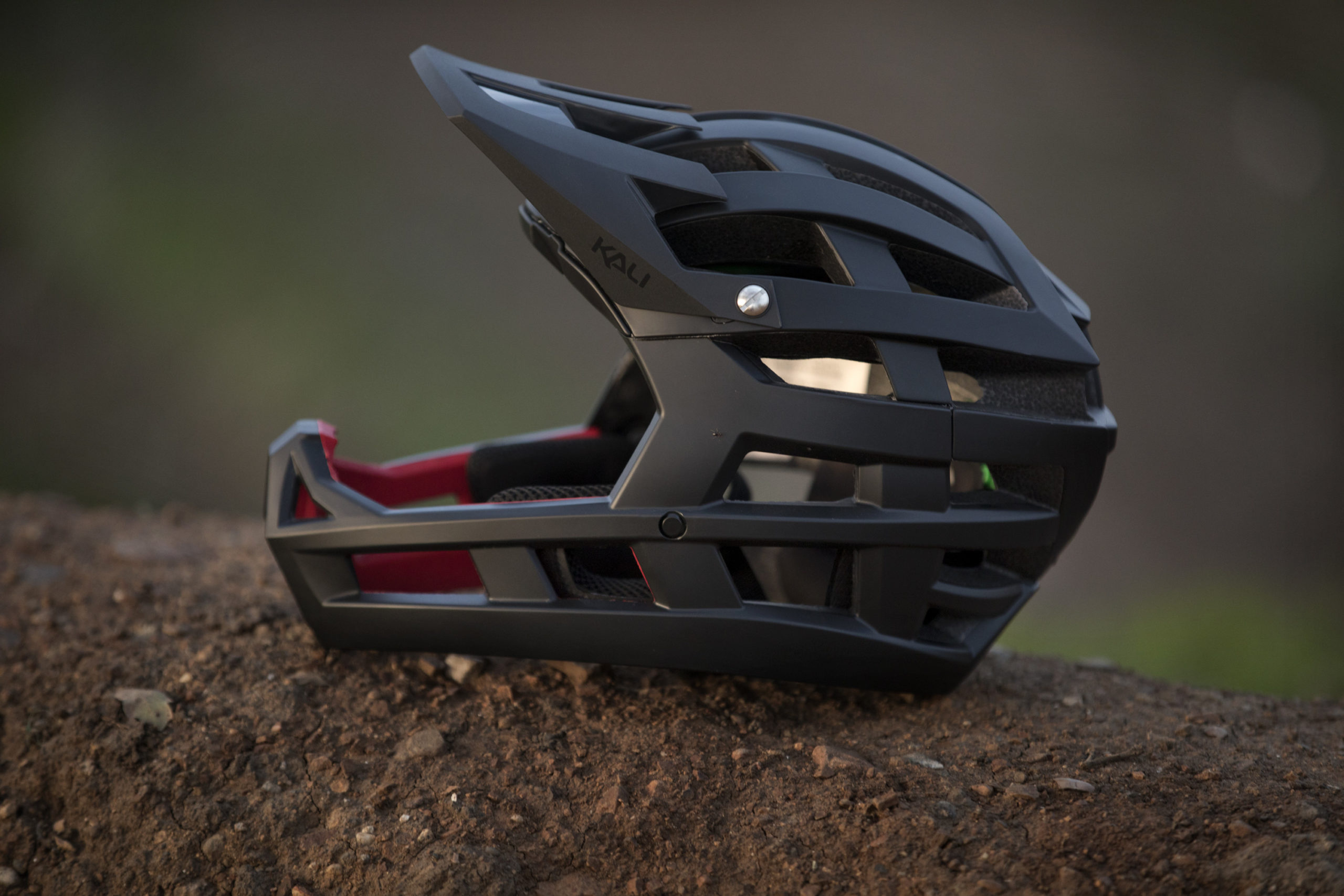 Kali Invader: Leichter Fullface-Helm für den Trail-Einsatz
