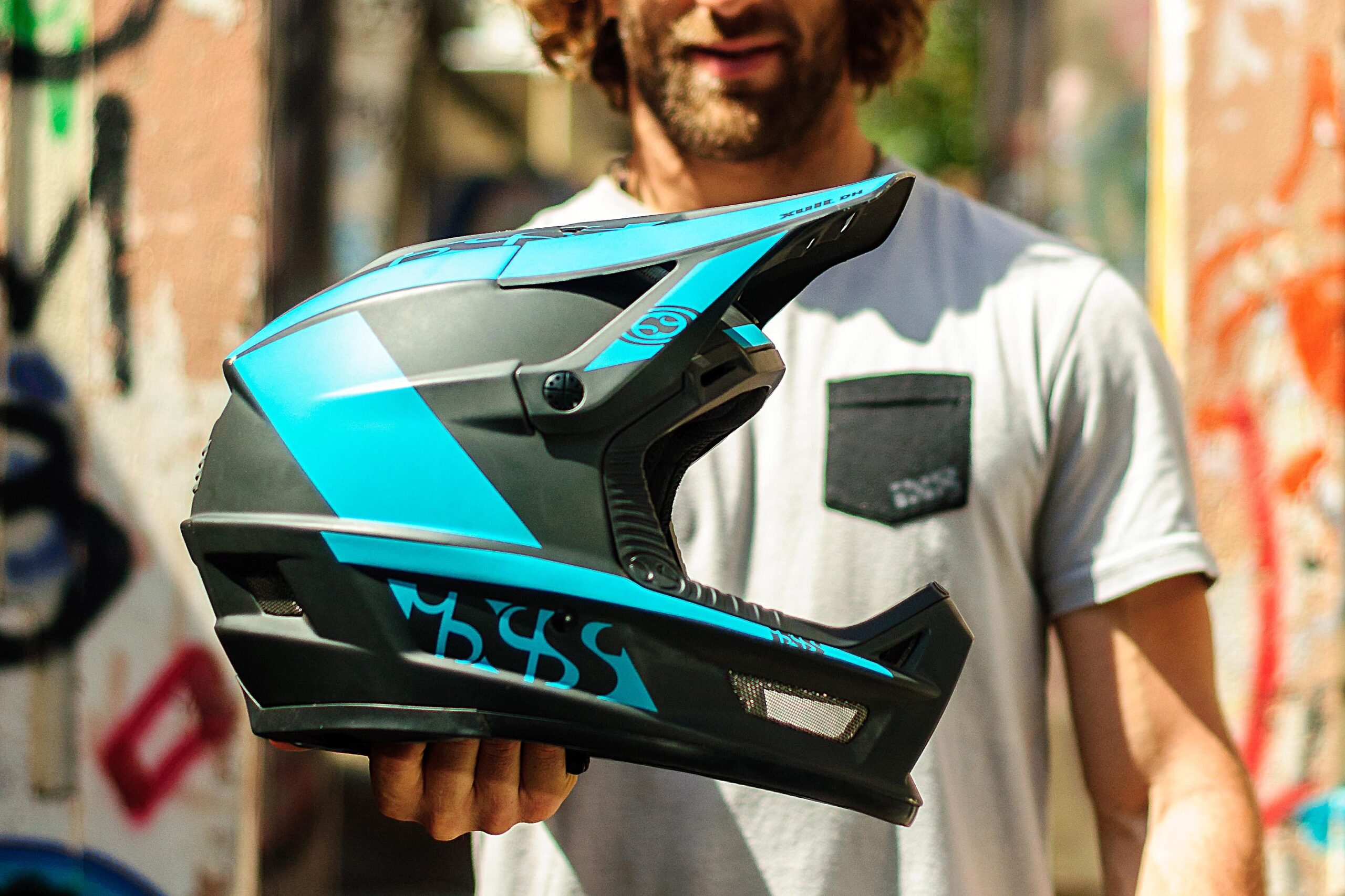 iXS Xult DH-Fullface: Überarbeiteter Helm für Downhill und Bikepark