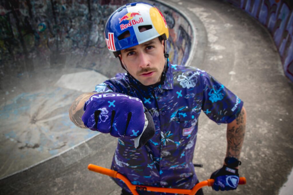 Kriss Kyle x Endura x Red Bull: Signature-Minikollektion mit Hemd, Helm und  Handschuhen - MTB-News.de
